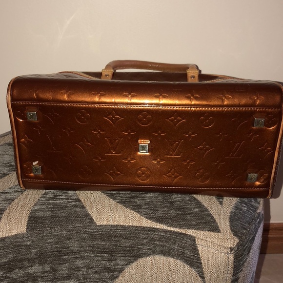 Louis Vuitton Gold Patent Leather Handbag - Picture 3 of 7